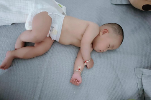 昆明三个月宝宝抬头不稳